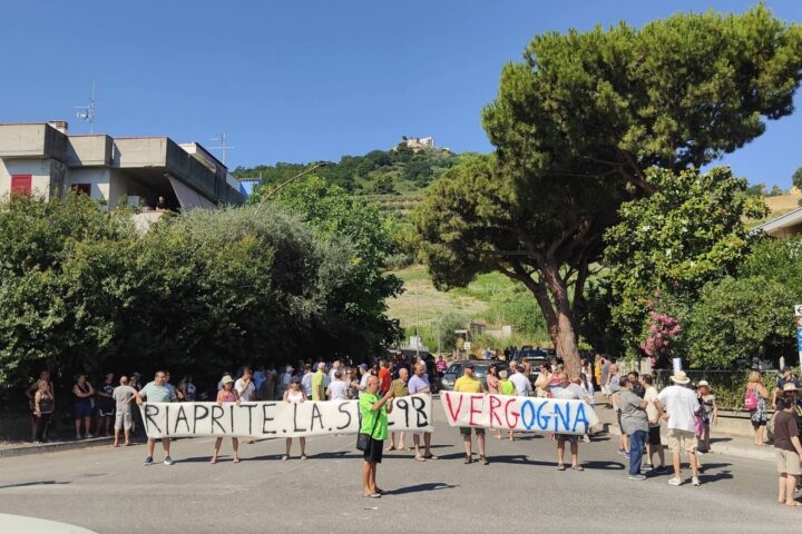 Sit in di protesta a Silvi Paese per la riapertura della strada provinciale 29 b