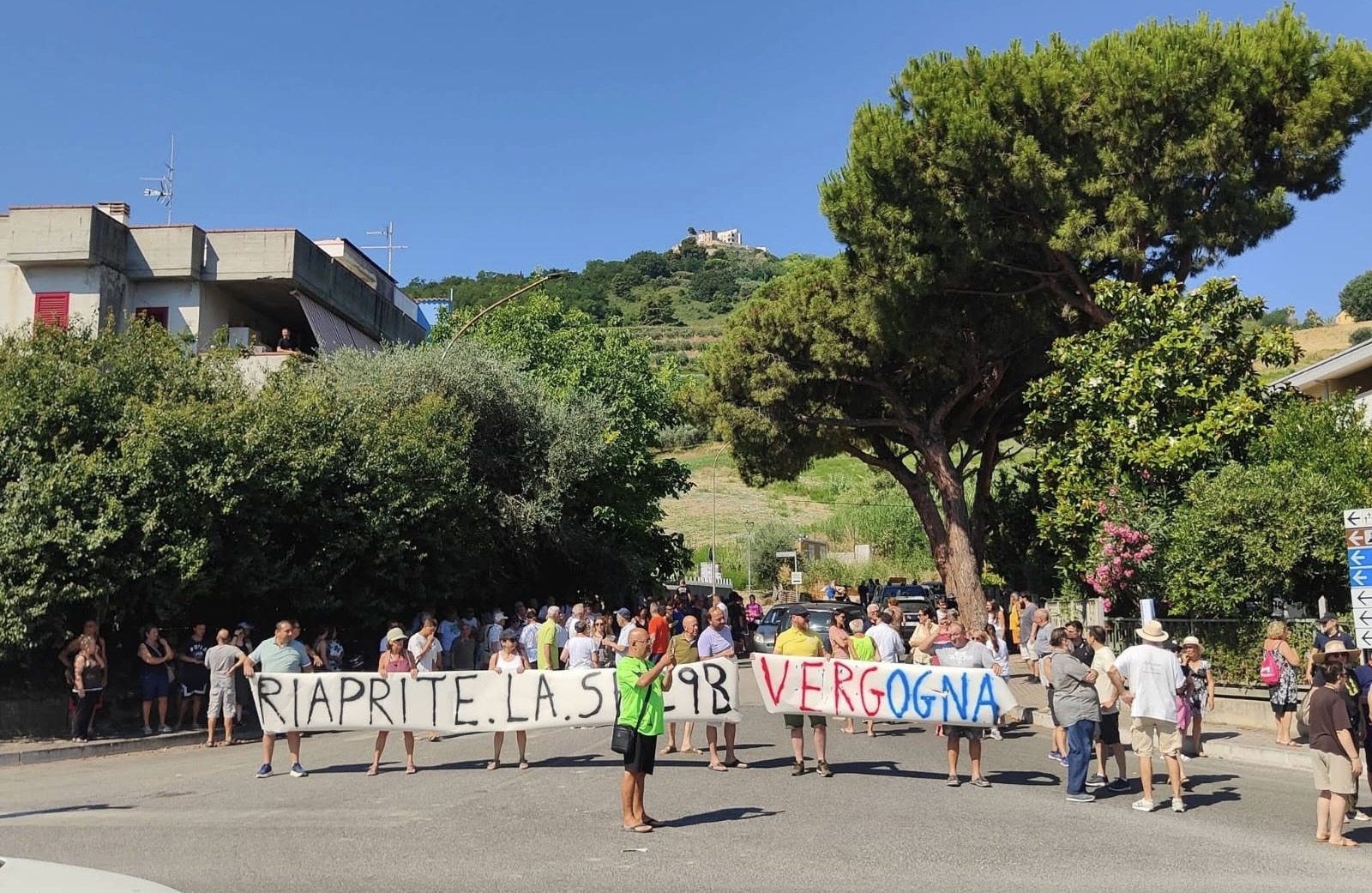 Sit in di protesta a Silvi Paese per la riapertura della strada provinciale 29 b