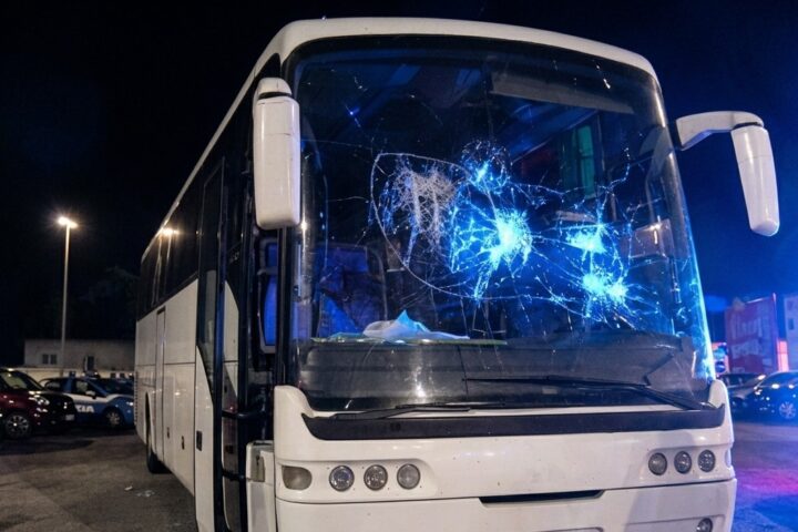 Assalto pullman tifosi Pescara Lecce
