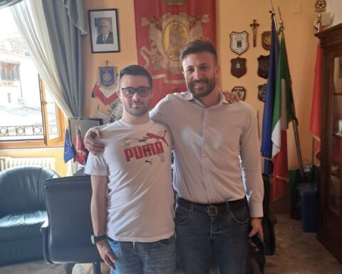 Il sindaco di Giulianova Jwan Costantini con lo studente con sindrome di down