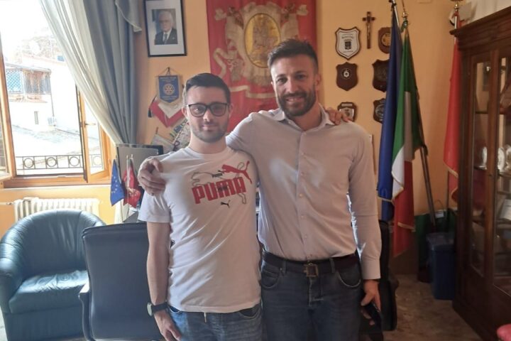 Il sindaco di Giulianova Jwan Costantini con lo studente con sindrome di down
