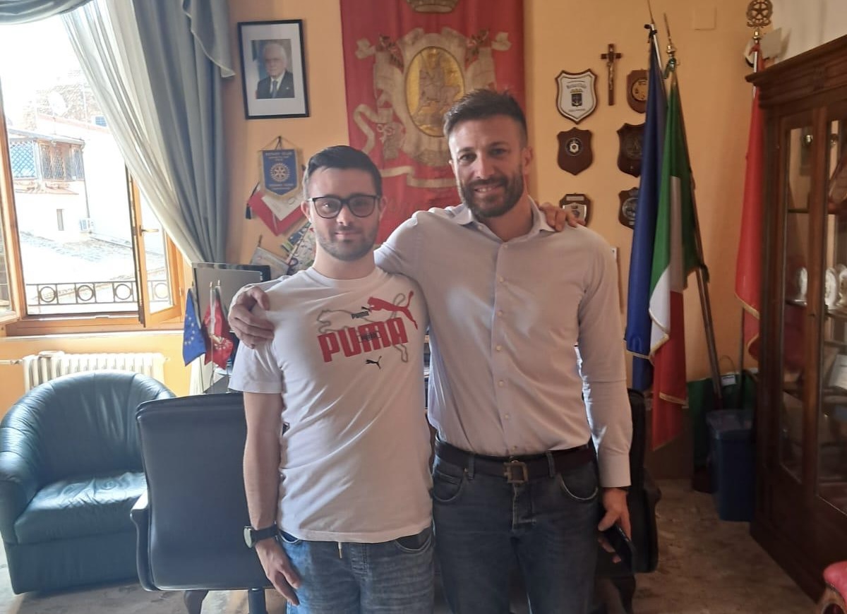 Il sindaco di Giulianova Jwan Costantini con lo studente con sindrome di down