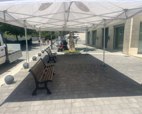 Gazebo installato davanti alle Dune a Silvi
