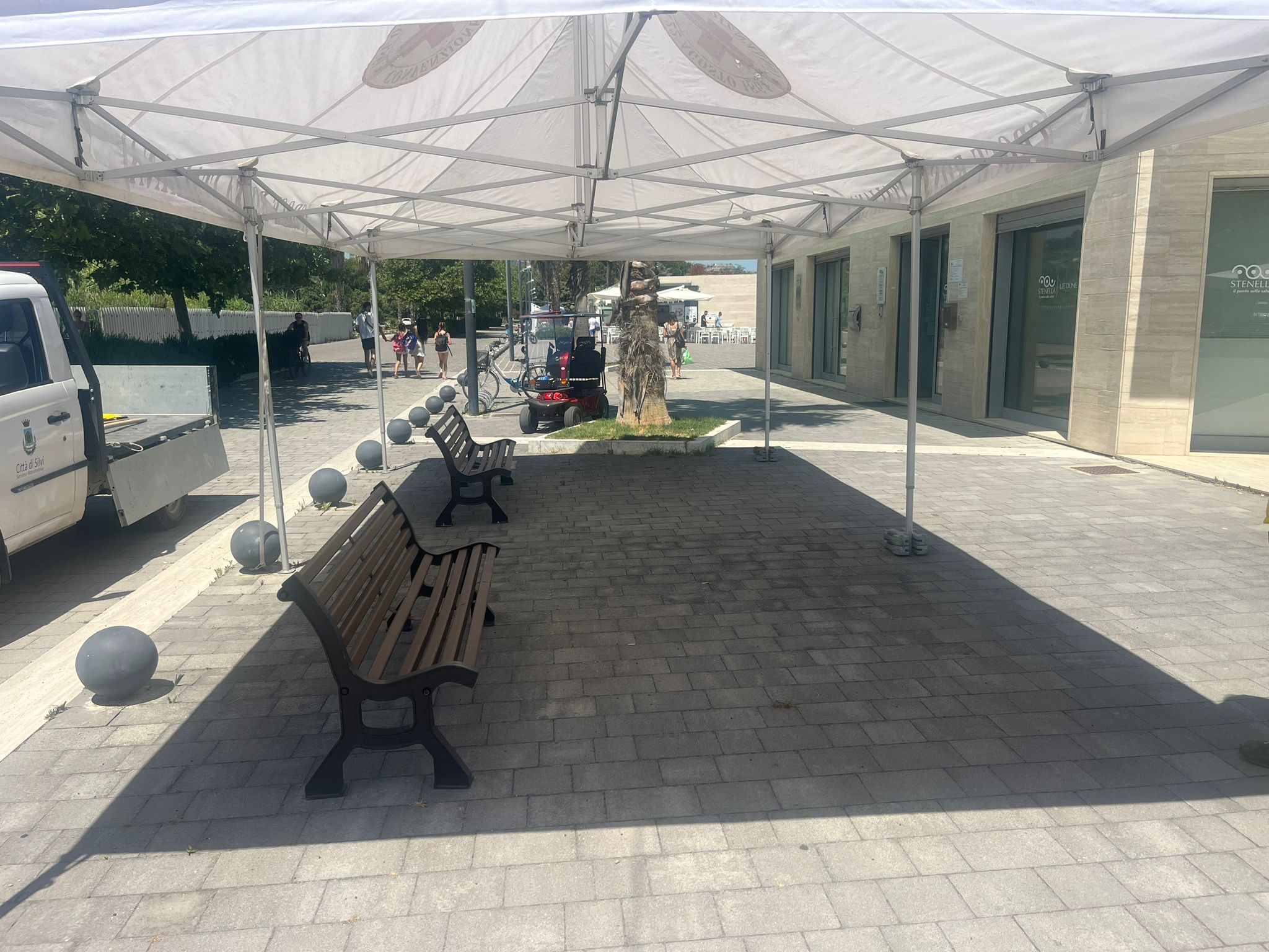Gazebo installato davanti alle Dune a Silvi