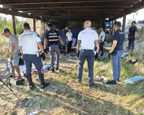 Smantellato l'accampamento abusivo sotto a un trabocco a ridosso del molo nord
