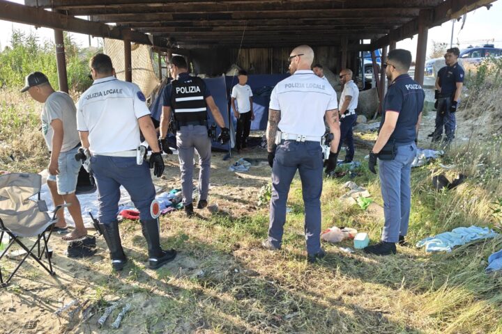 Smantellato l'accampamento abusivo sotto a un trabocco a ridosso del molo nord