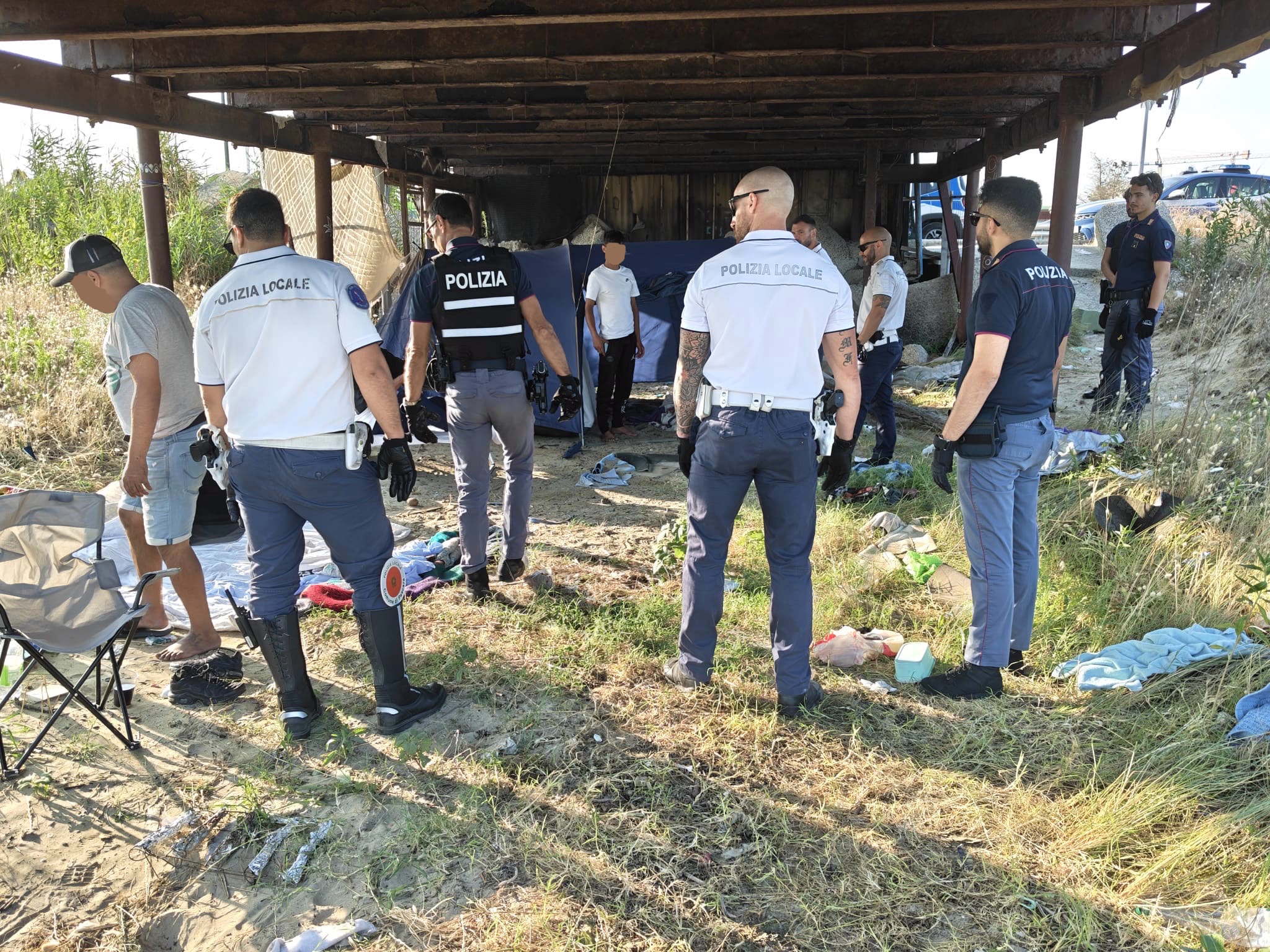 Smantellato l'accampamento abusivo sotto a un trabocco a ridosso del molo nord