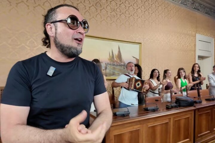 Enrico Melozzi nella sala consiliare della Provincia