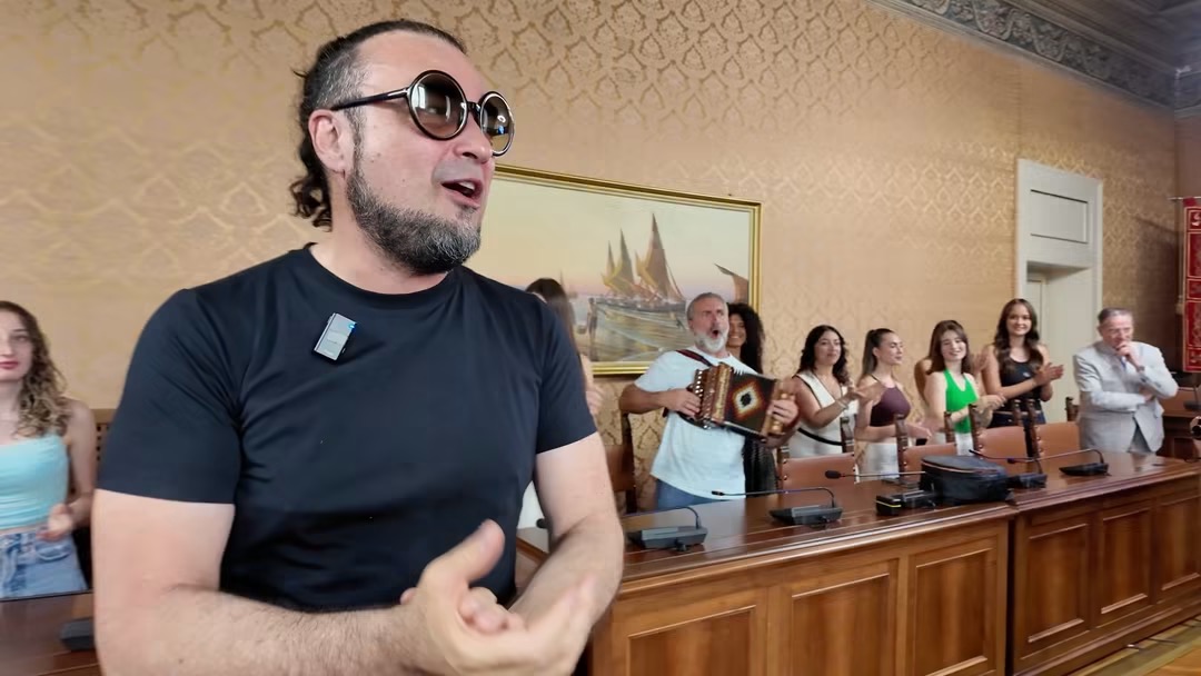 Enrico Melozzi nella sala consiliare della Provincia