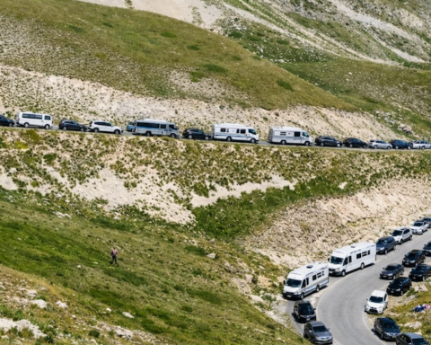 Campo Imperatore, scatta il piano estate: più controlli, funivia agevolata per residenti del Comune dell’Aquila e accessi regolati