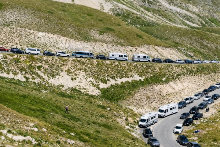 Campo Imperatore, scatta il piano estate: più controlli, funivia agevolata per residenti del Comune dell’Aquila e accessi regolati
