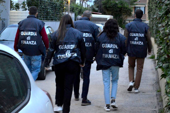 GdiF PESCARA: BANCAROTTA FRAUDOLENTA E FINANZIAMENTI PUBBLICI ILLECITI. ESEGUITE MISURE CAUTELARI PERSONALI E REALI NEI CONFRONTI DI TRE IMPRENDITORI