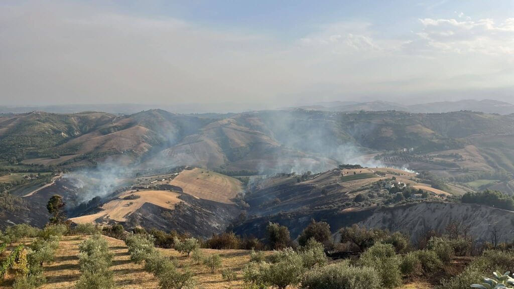 L'INCENDIO NELLA ZONA DEI CALANCHI