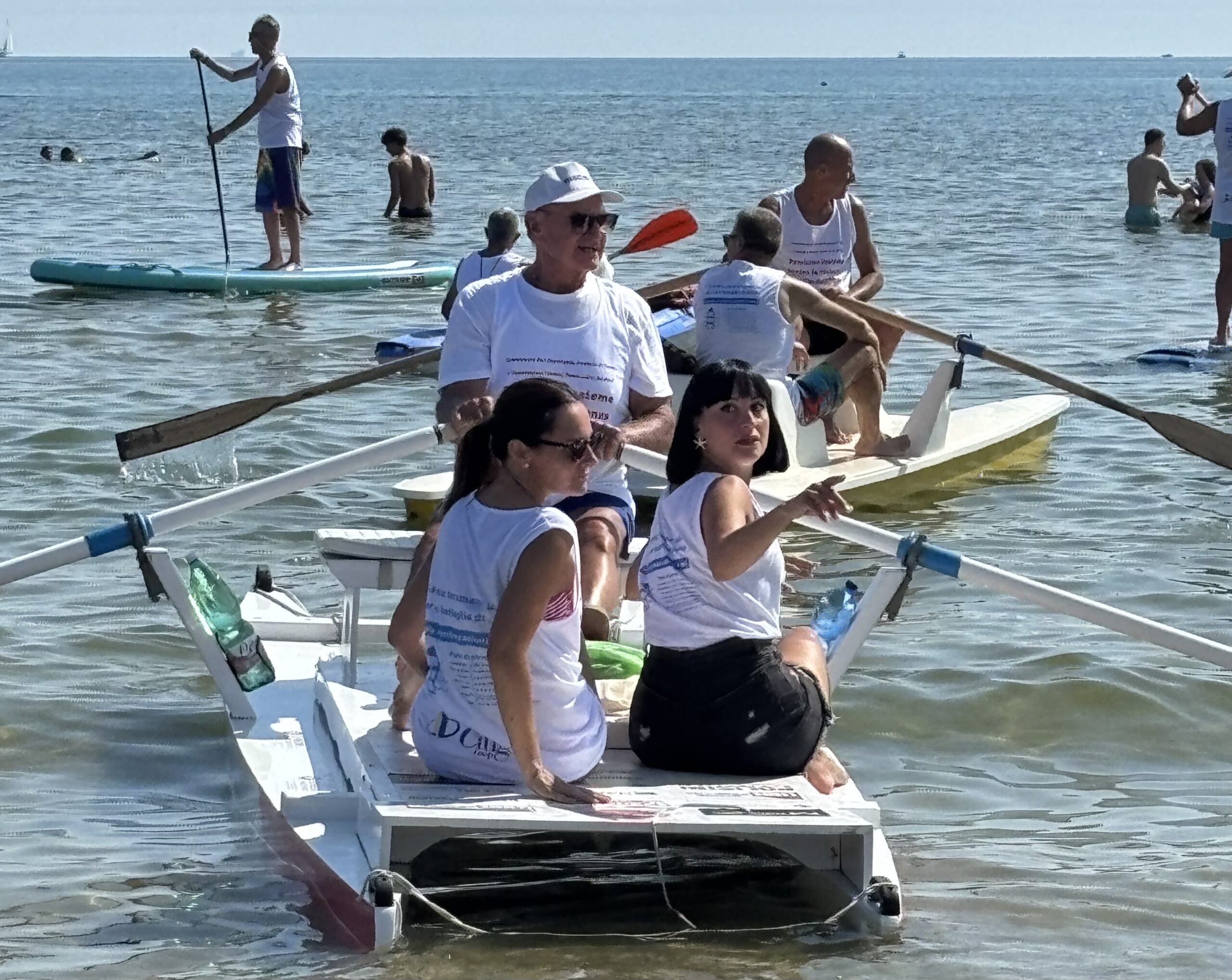 Gabriellino sul pattino alla remata contro la violenza sulle donne a Giulianova