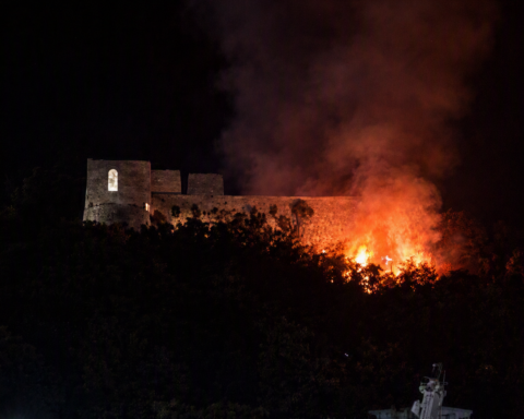 Incendio al Castello di Ortona dopo i fuochi d’artificio
