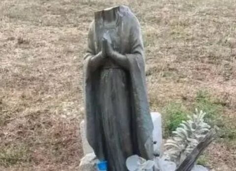 Statua Madonna decapitata Coppito L'Aquila