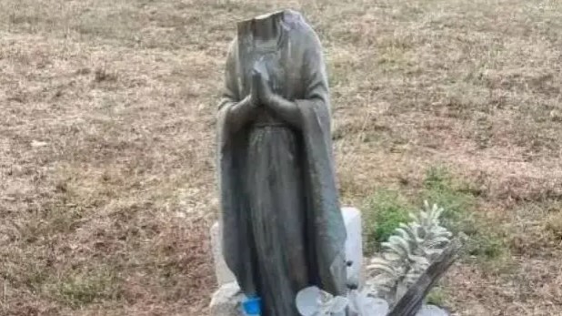 Statua Madonna decapitata Coppito L'Aquila