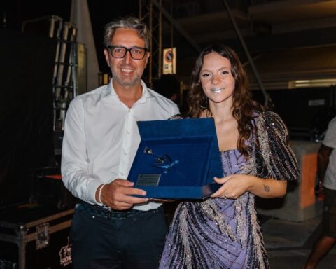 Il sindaco Mario Nugnes di Roseto con la cantante Francesca Michielin