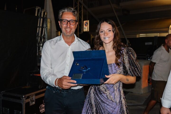 Il sindaco Mario Nugnes di Roseto con la cantante Francesca Michielin