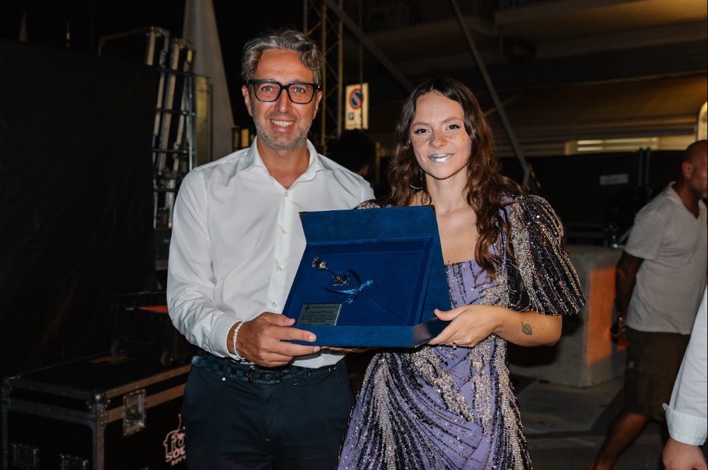 Il sindaco Mario Nugnes di Roseto con la cantante Francesca Michielin