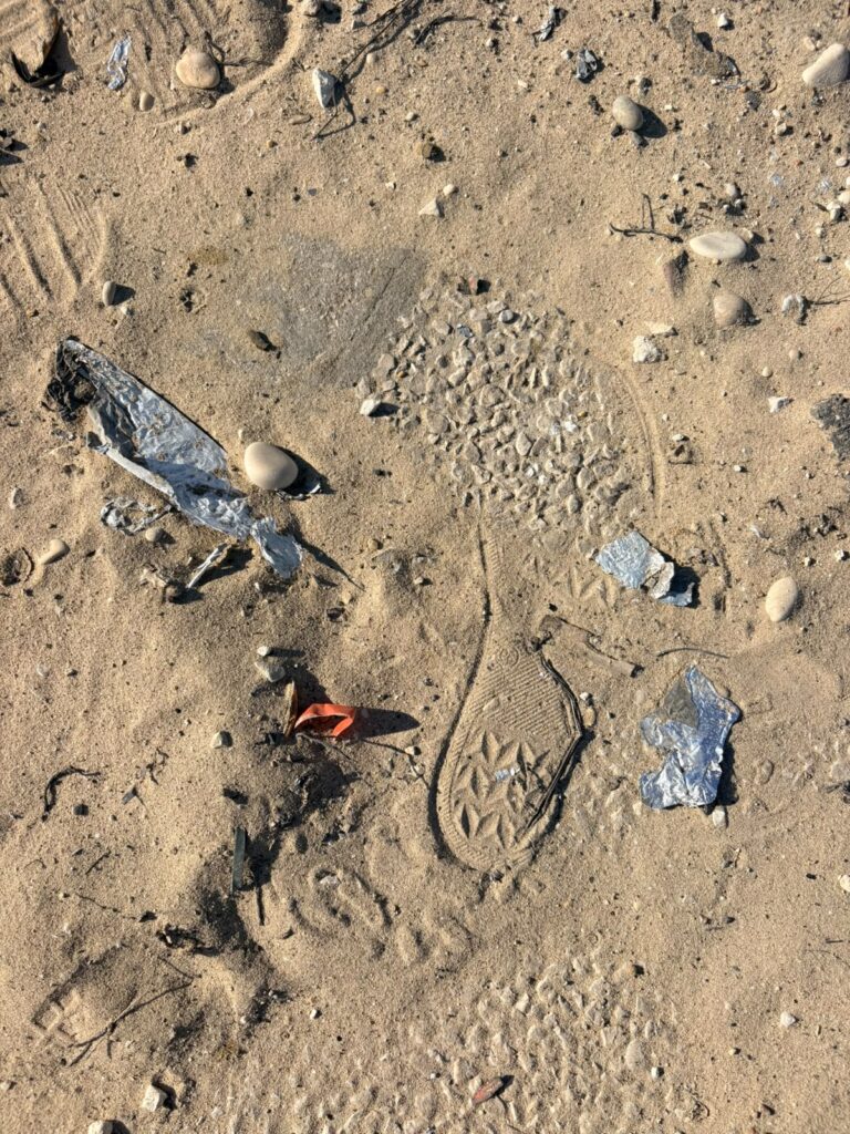 resti di alluminio e plastica sul pontile di francavilla