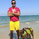 il bagnino del lido 186 di Pescara con il cane Shiba