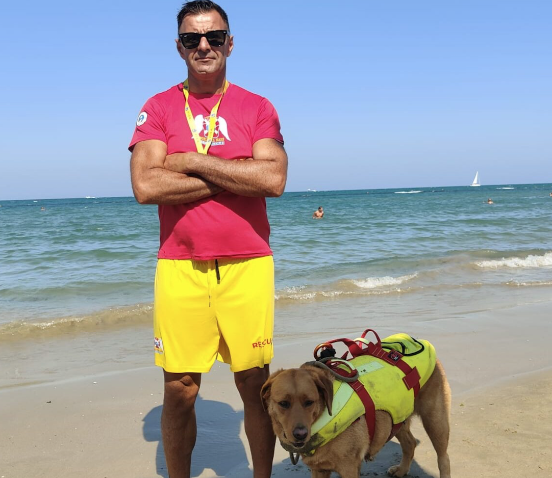 il bagnino del lido 186 di Pescara con il cane Shiba