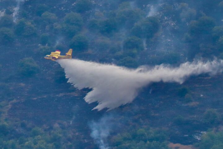 Canadair in azione per lo spegnimento incendi nell’Aquilano