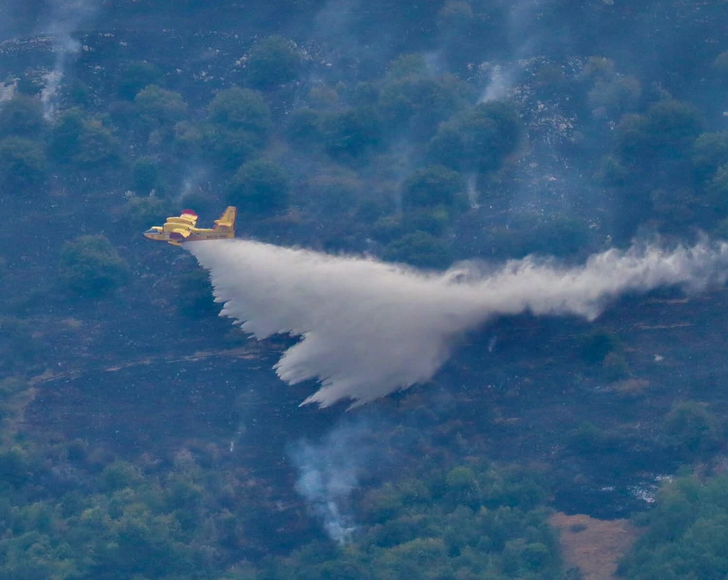 Canadair in azione per lo spegnimento incendi nell’Aquilano