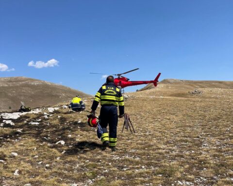 Incendi nell'Aquilano, preoccupa il fronte vicino alle aree boscate