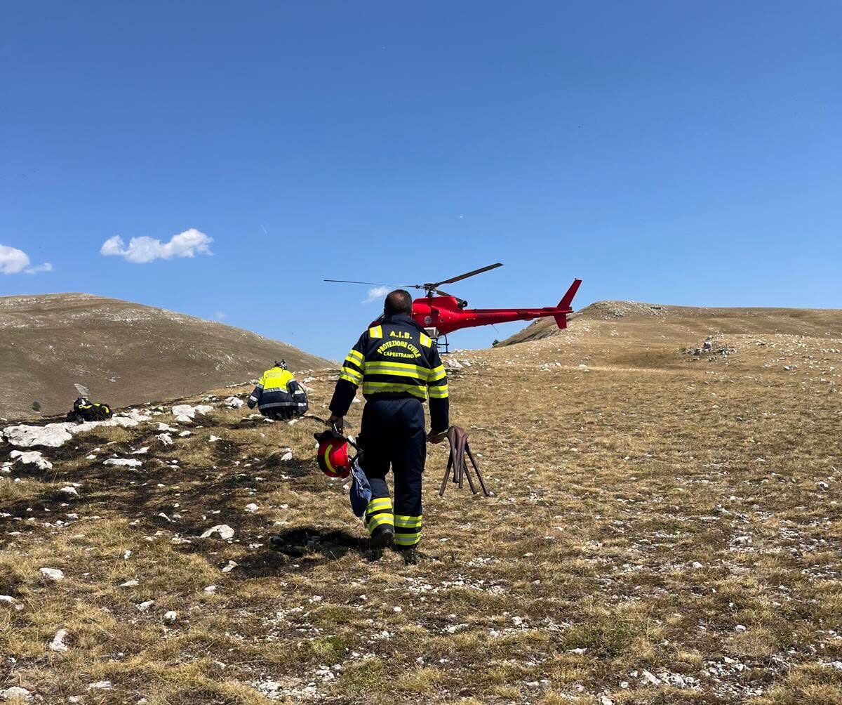 Incendi nell'Aquilano, preoccupa il fronte vicino alle aree boscate