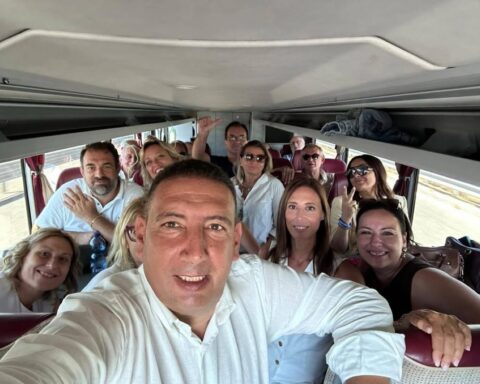 Sigismondi insieme ad attivisti e simpatizzanti in viaggio per Bari, per festeggiare il governo Meloni