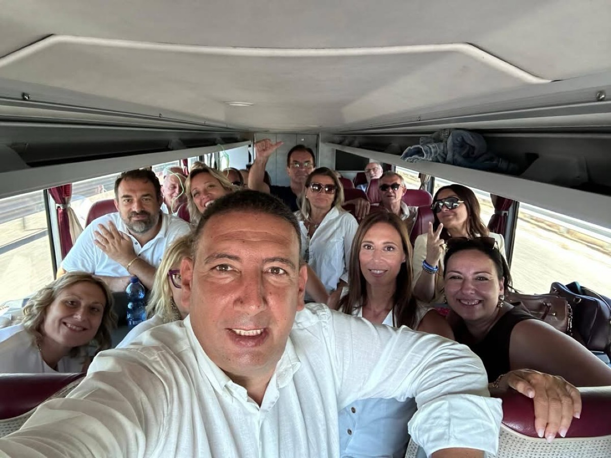 Sigismondi insieme ad attivisti e simpatizzanti in viaggio per Bari, per festeggiare il governo Meloni